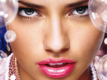 Adriana Lima Pretty Lips screenshot