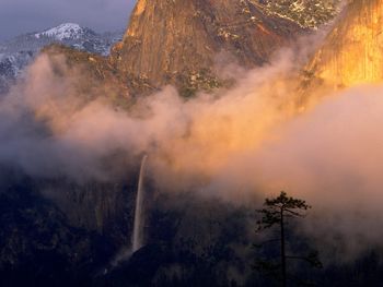 Cloud Shrouded Bridalveil Falls, From Discovery View, Yosemite, California screenshot