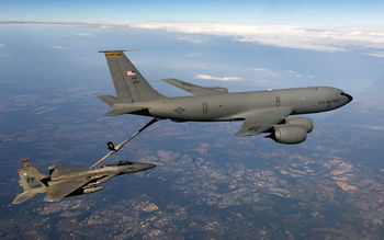 F 15 Eagle Receives fuel from KC 135 Stratotanker screenshot