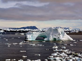 Iceberg With Hole screenshot