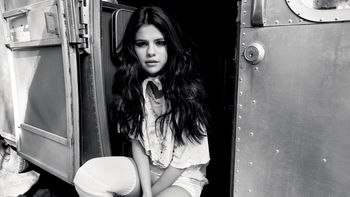 Selena Gomez 4K screenshot