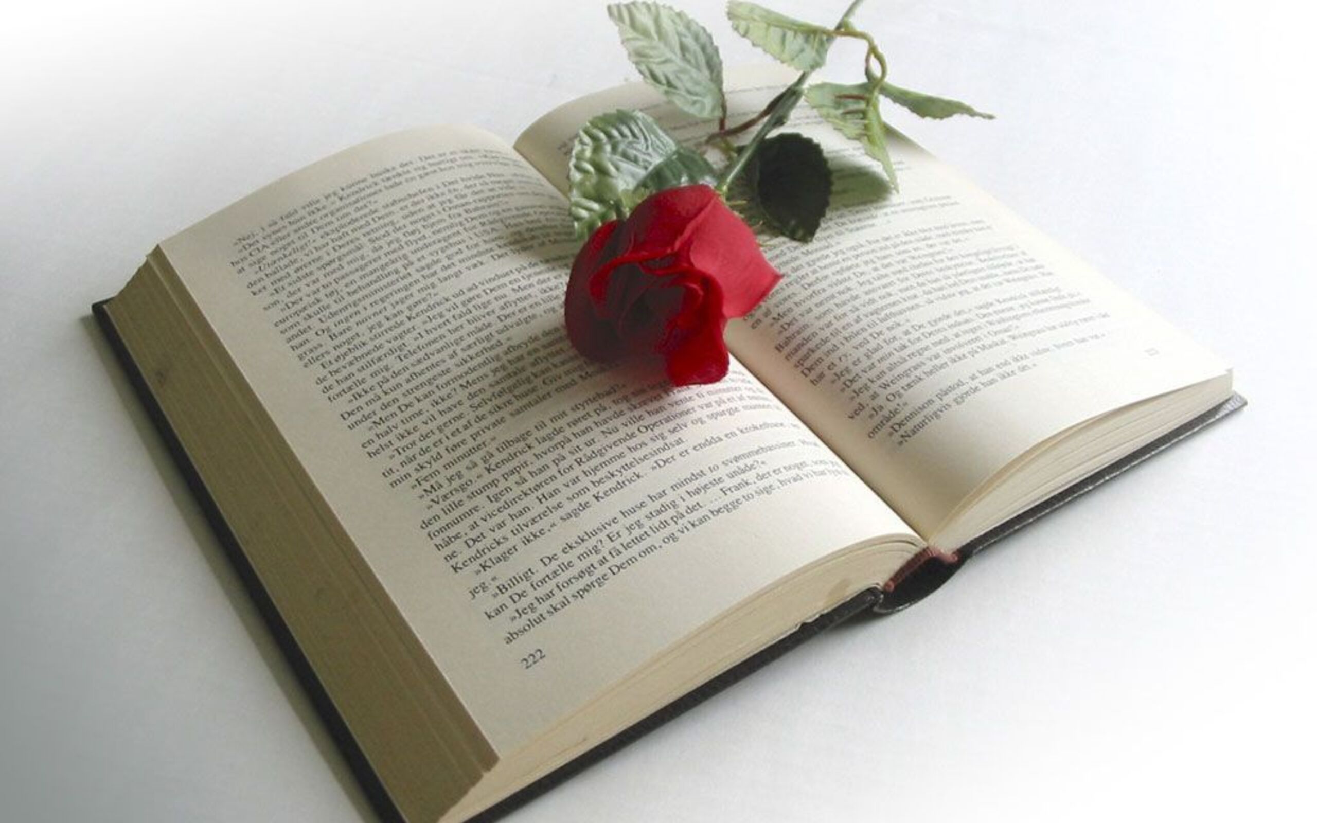 Она никогда поэзия. Книга цветы. Книга для…. Раскрытая книга.