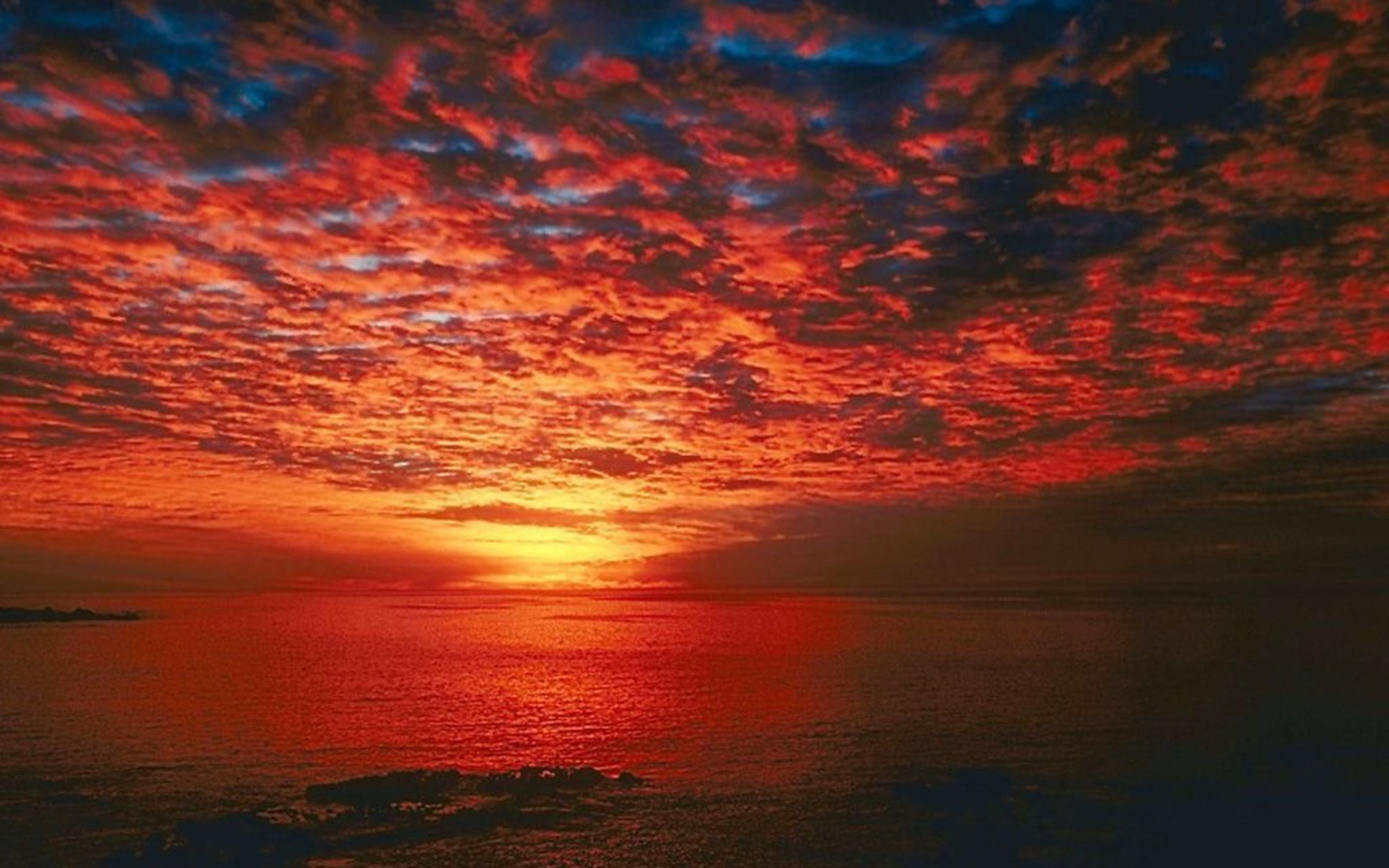 Закат ли. Красный закат. Красный закат на море. Красное небо. Багровый закат.
