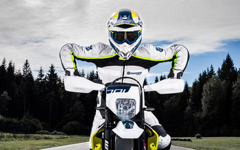 2017 Husqvarna 701 Supermoto screenshot