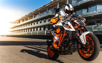 2017 KTM 1290 Super Duke R screenshot