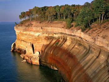Afternoon Light On The Cliffs Above Lake Superior, Pictured Rocks National Lakeshore, Michigan screenshot