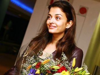 Aishwarya Rai Beauty in flowers screenshot