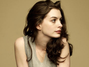 Anne Hathaway 2 screenshot