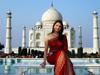 Beautiful Aishwarya Rai and Taj Mahal screenshot