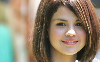 Beautiful Selena Gomez screenshot