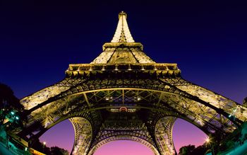 Beneath the Eiffel Tower screenshot