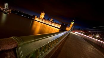 Big Ben On Thames River screenshot