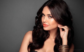Bollywood Heroine Esha Gupta screenshot
