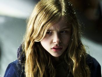 Chloe Moretz in Let Me In screenshot