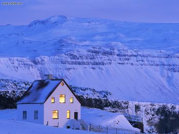 Cozy Mountain Home Iceland screenshot
