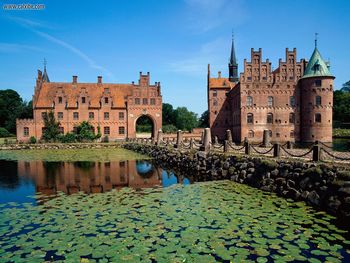 Egeskov Castle, Fyn Island, Denmark бесплатно