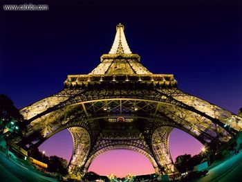 Eiffel Tower Distorted screenshot