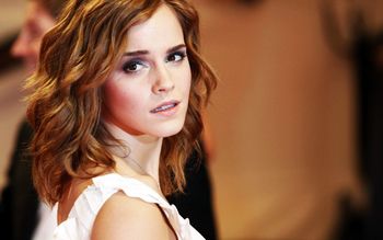 Emma Watson at Metropolitan Muesum 2010 screenshot