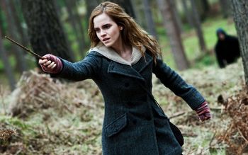 Emma Watson in HP7 screenshot