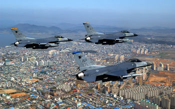 F 16 Fighting Falcons Over City screenshot