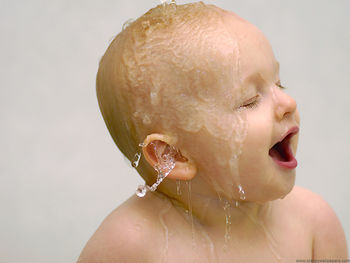 HD cute baby bathing screenshot