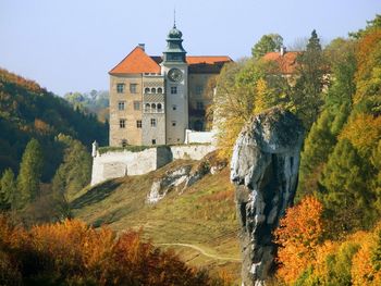 Hercules Club Rock And Pieskowa Skala Castle, Ojcow National Park, Poland screenshot