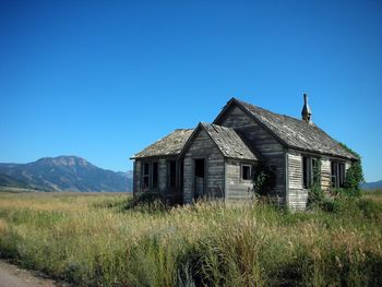 House In Field screenshot