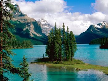 Lake Snow Mountain Spirit Island Maligne Lake Jasper National Park Alberta Canada screenshot