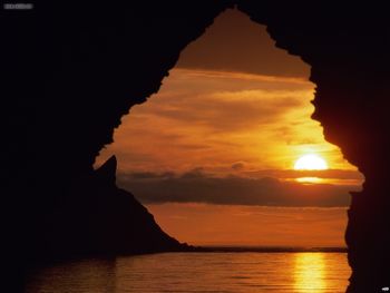 Landscapes Sunset Between The Rocks screenshot