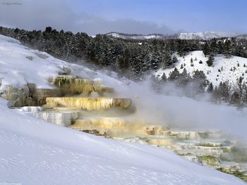 Mammoth Hot Springs, Yellowstone National Park, Wyoming screenshot