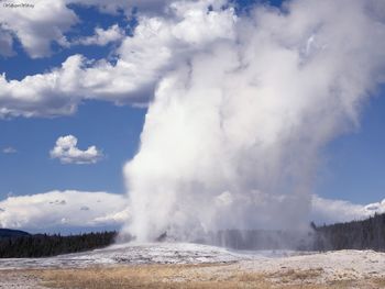 Old Faithful Geyser, Yellowstone National Park, Wyoming screenshot