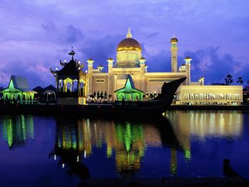 Omar Ali Saifuddien Mosque At Dusk, Bandar Seri Begawan, Brunei screenshot