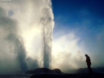 Pohutu Geyser Near Rotorua New Zealand screenshot