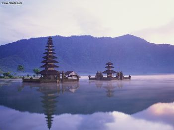 Pura Ulun Danuon Lake Bratan Bali Indonesia screenshot
