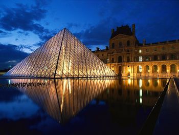 Pyramid At Louvre Museum, Paris, France screenshot