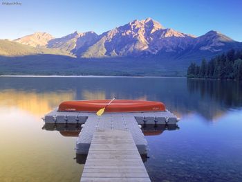 Pyramid Lake, Jasper National Park, Alberta, Canada screenshot