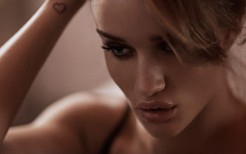 Rosie Huntington Whiteley 2 screenshot