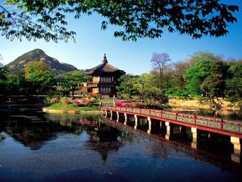 Ryongwang Pavilion Lake Seoul South Korea screenshot