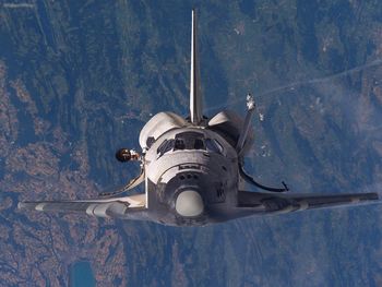 Shuttle Discovery On Approach To The International Space Station screenshot