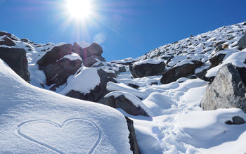 Sunny Snow Rocks 4K screenshot