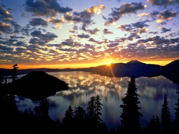 Sunrise Over Crater Lake, Cascade Range, Oregon screenshot