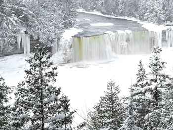 Tahquamenon Falls In Winter Michigan screenshot