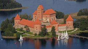 Trakai Peninsula Castle, Lake Galve, Trakai, Lithuania screenshot