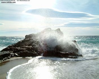 Waves Crushed Into Mountain screenshot